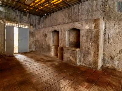Veniamo quindi condotti in un largo ambiente con le pareti in pietra e dei particolari incavi nel muro: forse gli accessi a un vecchio pozzo
